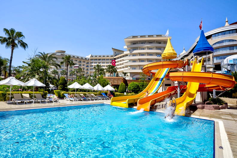 Hotel z basenem i zjeżdżalniami.