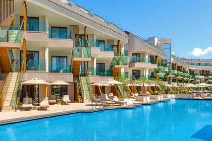 Basen przy luksusowym hotelu.