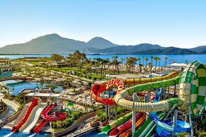 Aquapark z kolorowymi zjeżdżalniami, widok z góry.