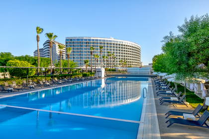 Hotel z basenem i leżakami do opalania.