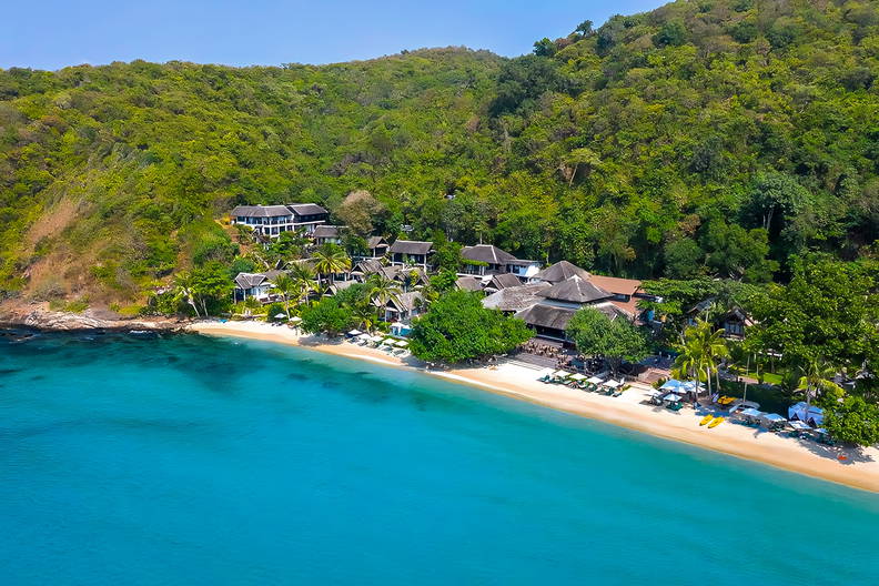 Kurort na tropikalnej plaży z lotu ptaka.