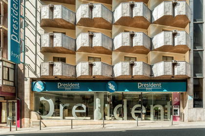 Charakterystyczna fasada hotelu President z geometrycznym układem balkonów.