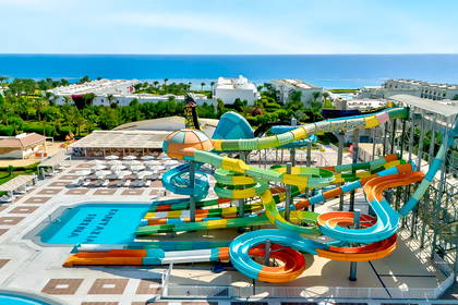 Aquapark z kolorowymi zjeżdżalniami w nadmorskim kurorcie.