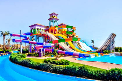 Kolorowy park wodny ze zjeżdżalniami i basenem.