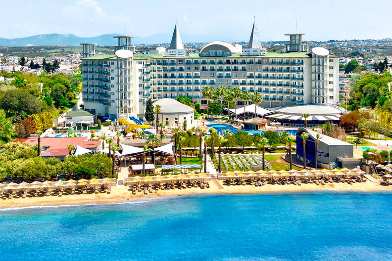 Hotel przy piaszczystej plaży, z basenami i parkiem wodnym.