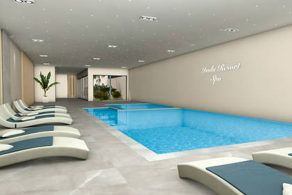 Kryty basen z błękitną wodą i rzędem nowoczesnych leżaków w Isola Resort Spa.