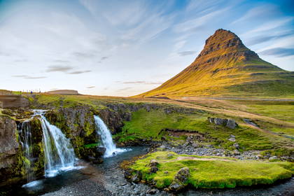 Wodospad Kirkjufellsfoss i góra Kirkjufell na Islandii.