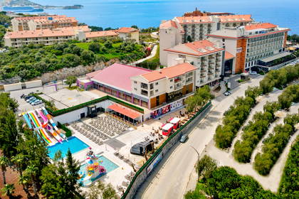 Widok z lotu ptaka na nadmorski kompleks hotelowy z kolorowym aquaparkiem.
