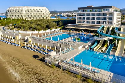 Kompleks hotelowy nad morzem z piaszczystą plażą, basenami i aquaparkiem.