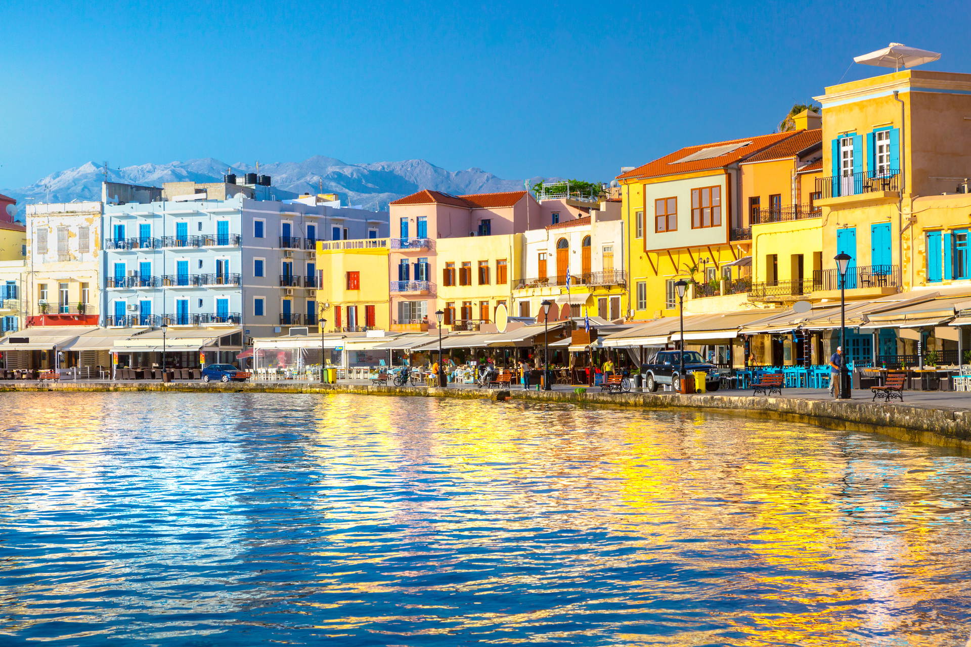 Kolorowe budynki nad brzegiem morza w Chanii, Kreta.