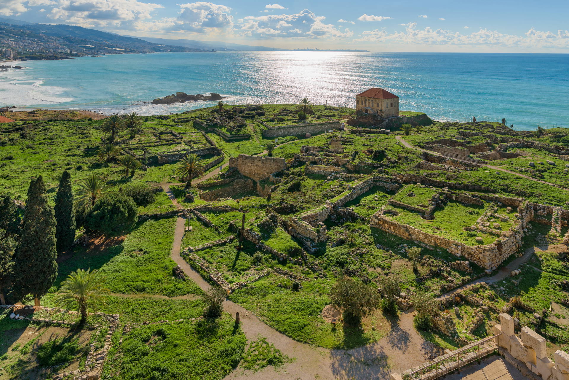 Panoramiczny widok na stanowisko archeologiczne w Byblos, Liban.