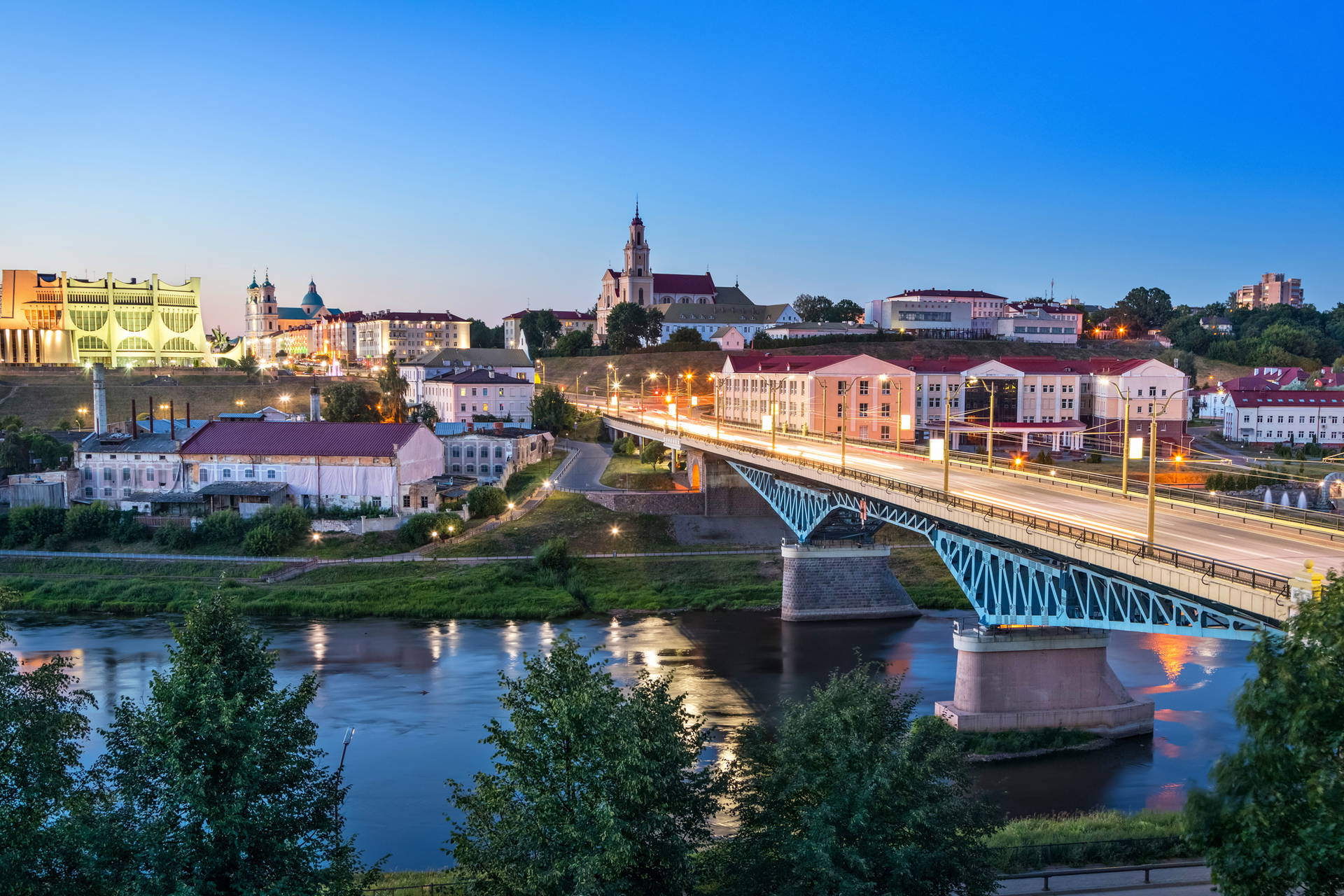 Nocny Witebsk z mostem na Dźwinie.
