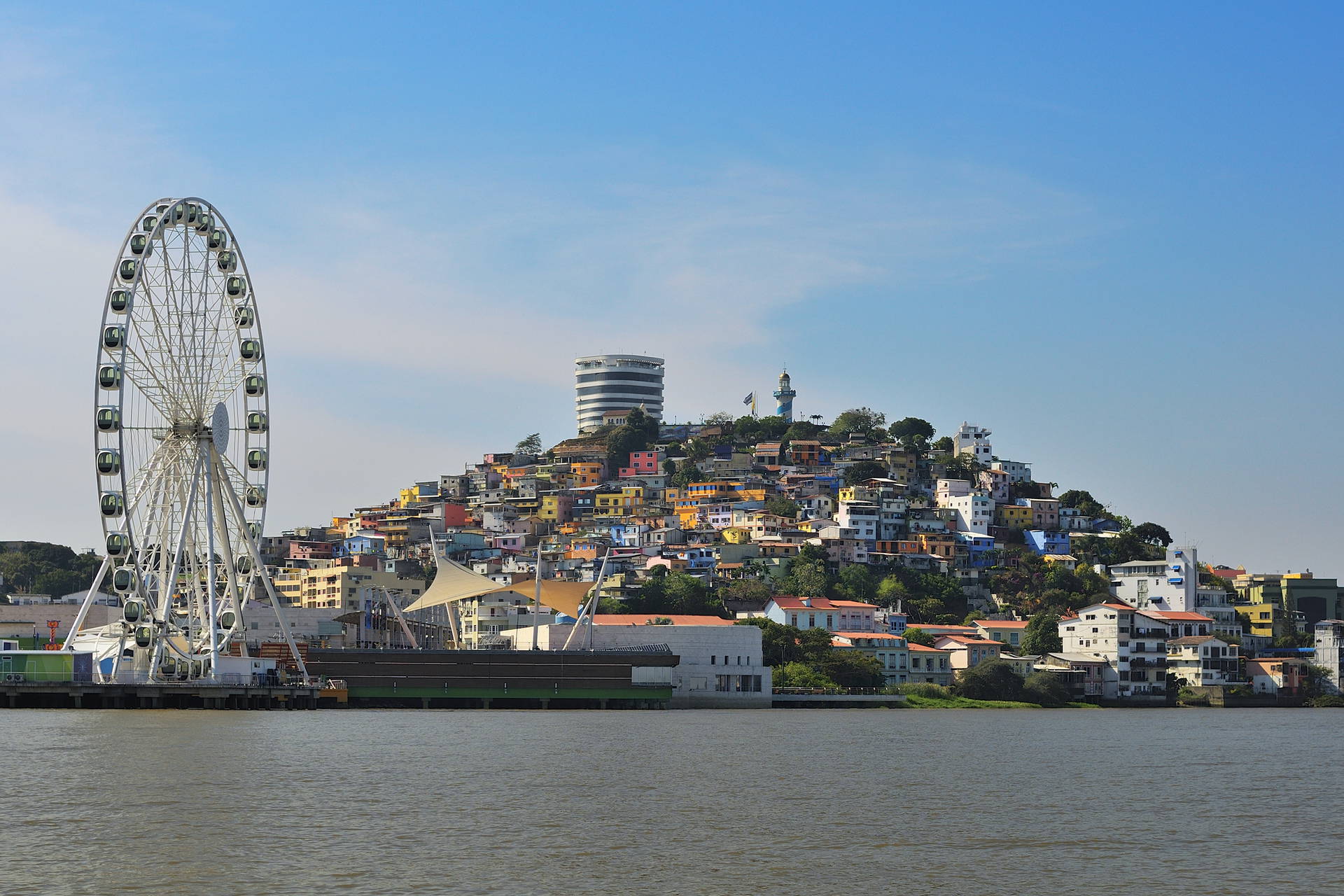 Panorama Guayaquil w Ekwadorze z diabelskim młynem i wzgórzem Cerro Santa Ana.