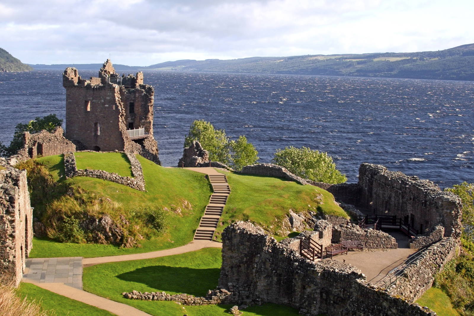 Ruiny zamku Urquhart nad jeziorem Loch Ness w Szkocji.