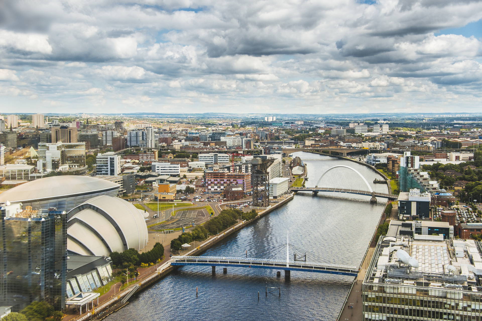 Panorama Glasgow z rzeką Clyde i mostami.