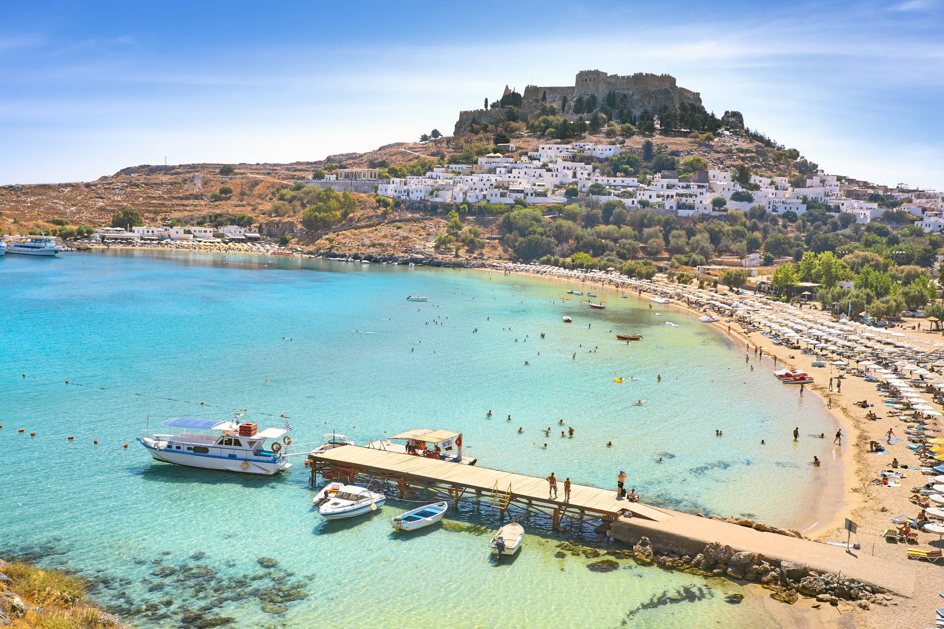Lindos na Rodos: plaża, akropol i białe domy.