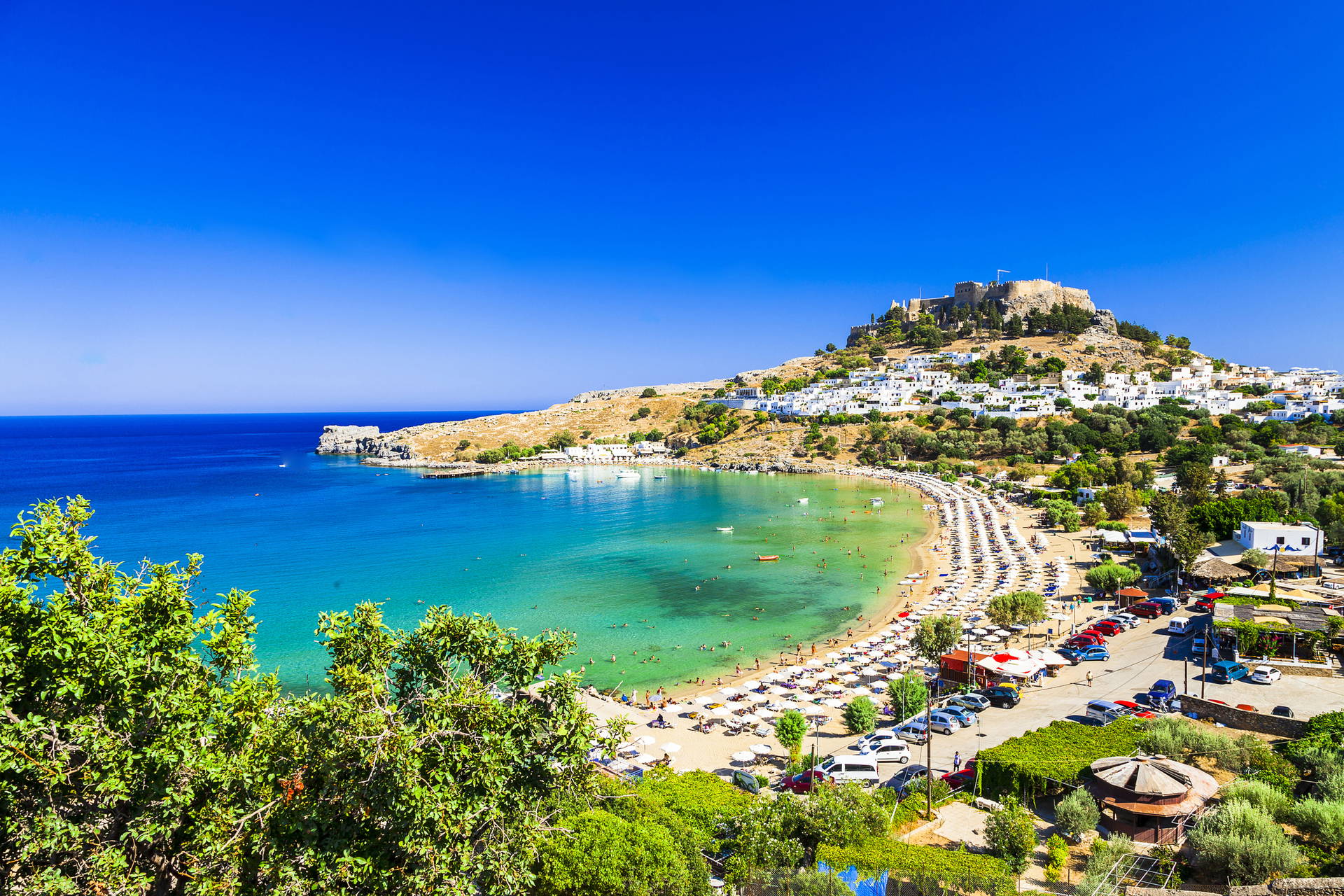 Zatoka Lindos z Akropolem na Rodos.