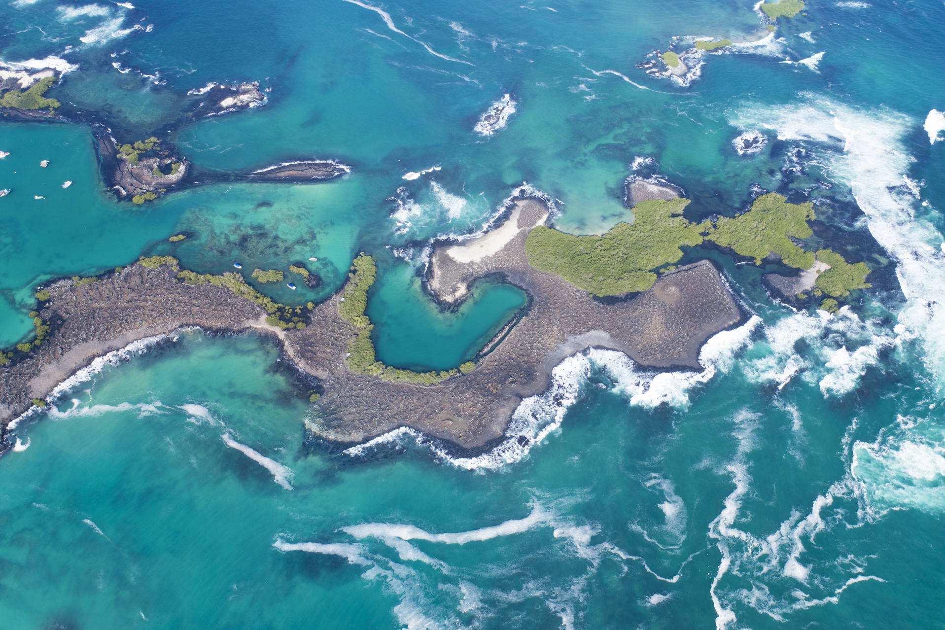 Małe wyspy otoczone turkusowym oceanem, widok z lotu ptaka.