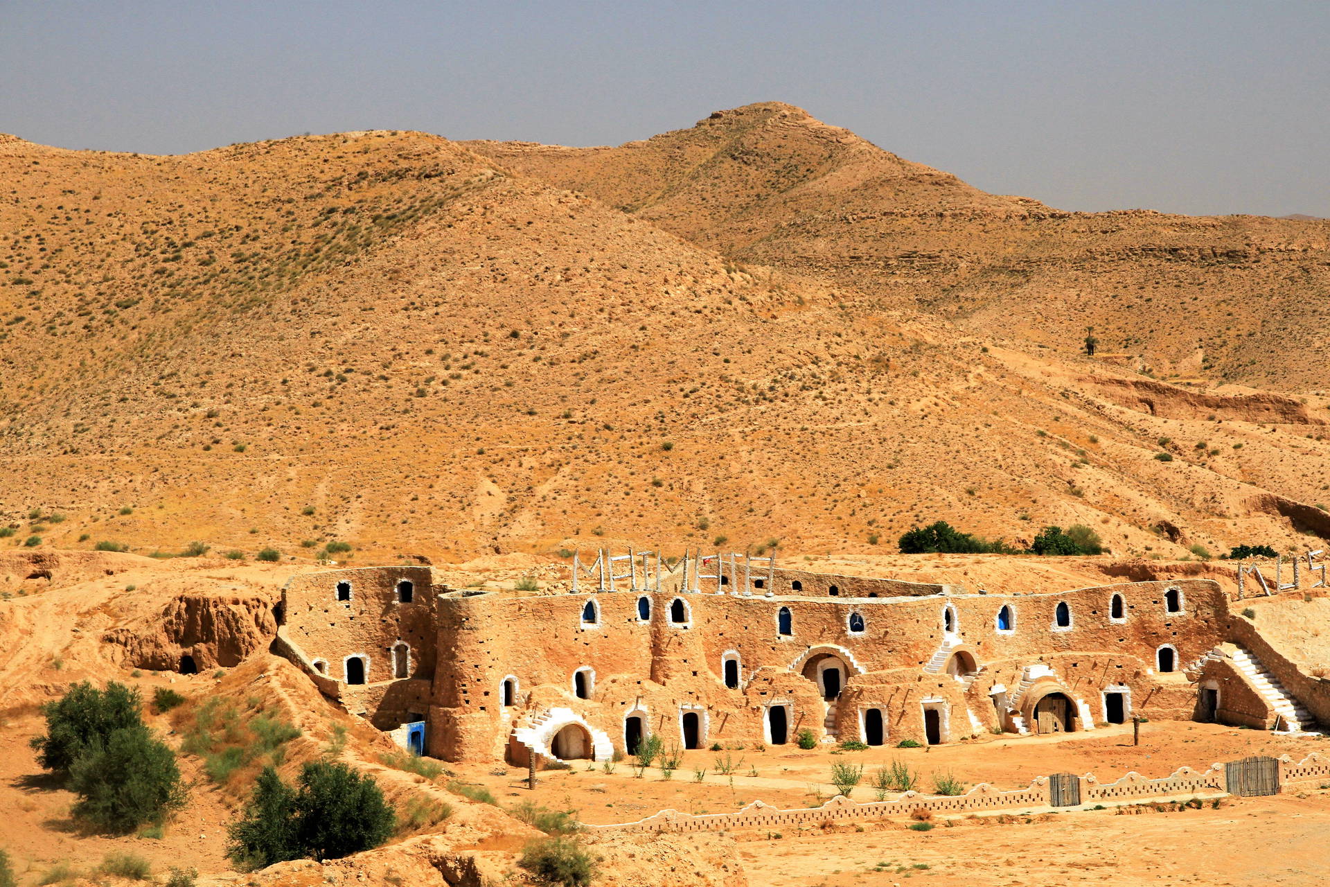 Hotel Sidi Driss w Matmacie, Tunezja, wkomponowany w pustynny krajobraz.