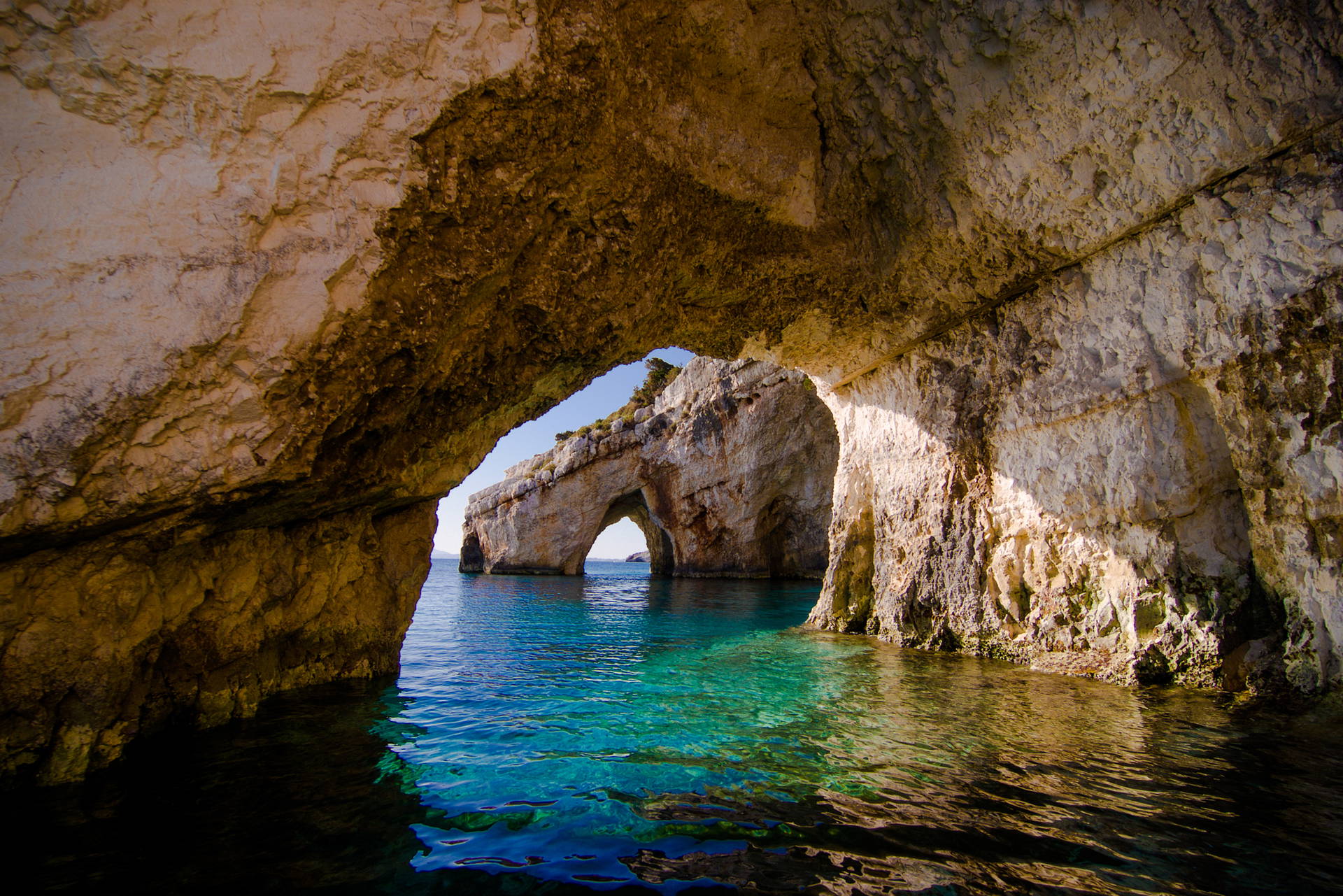 Skalny łuk na Zakynthos, widok z jaskini na morze.
