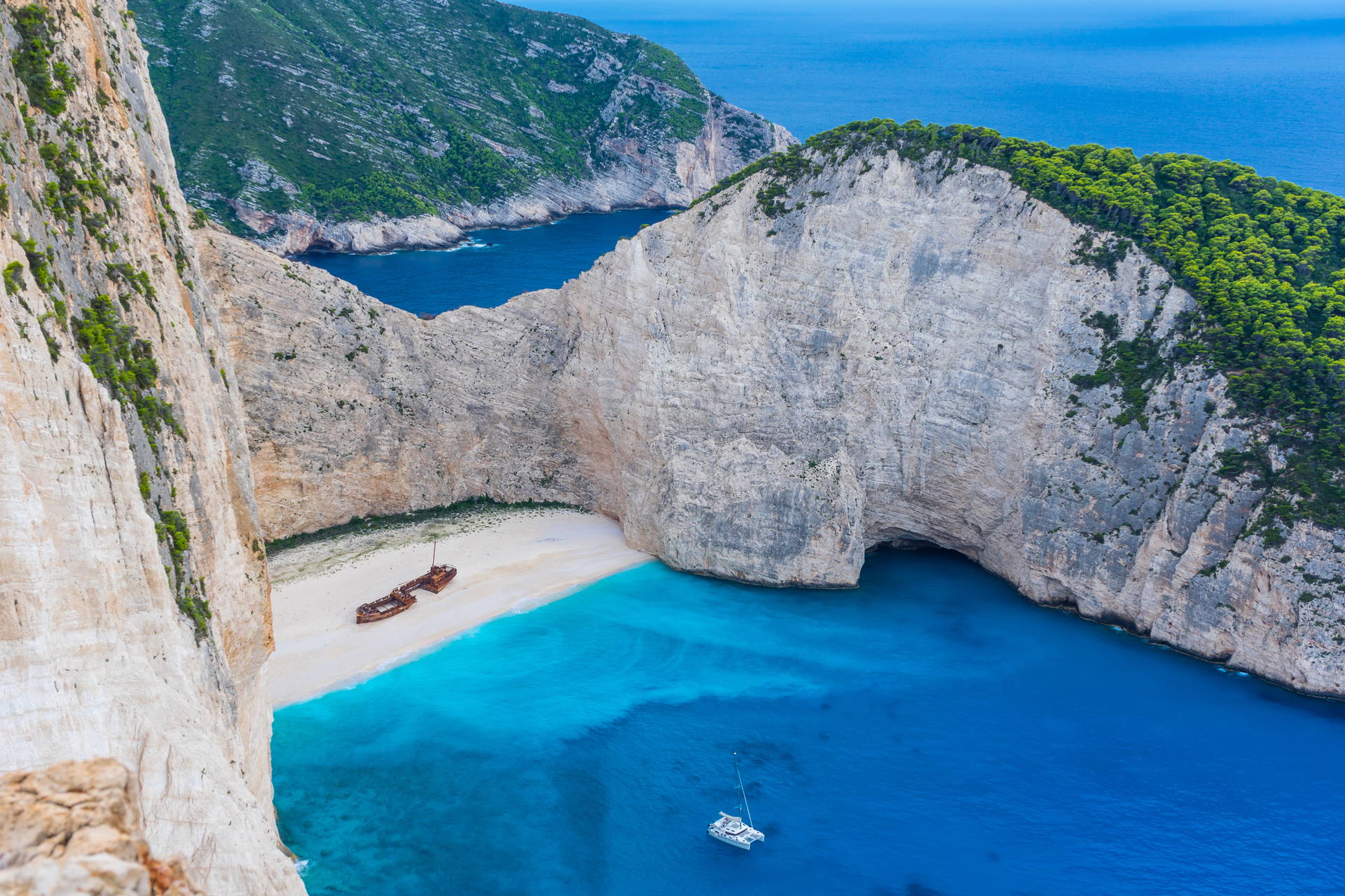 Plaża Navagio w Grecji. Widok z góry na wrak statku.