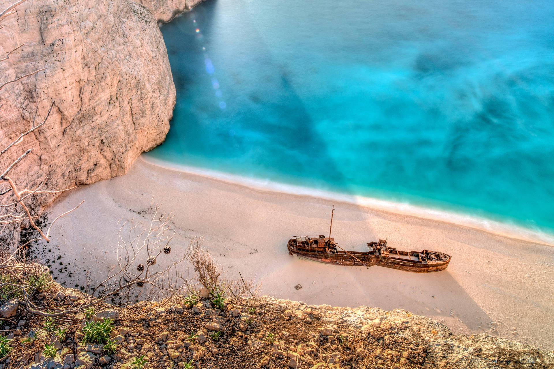 Plaża Navagio na Zakynthos: wrak statku na tle białych klifów i turkusowej wody.