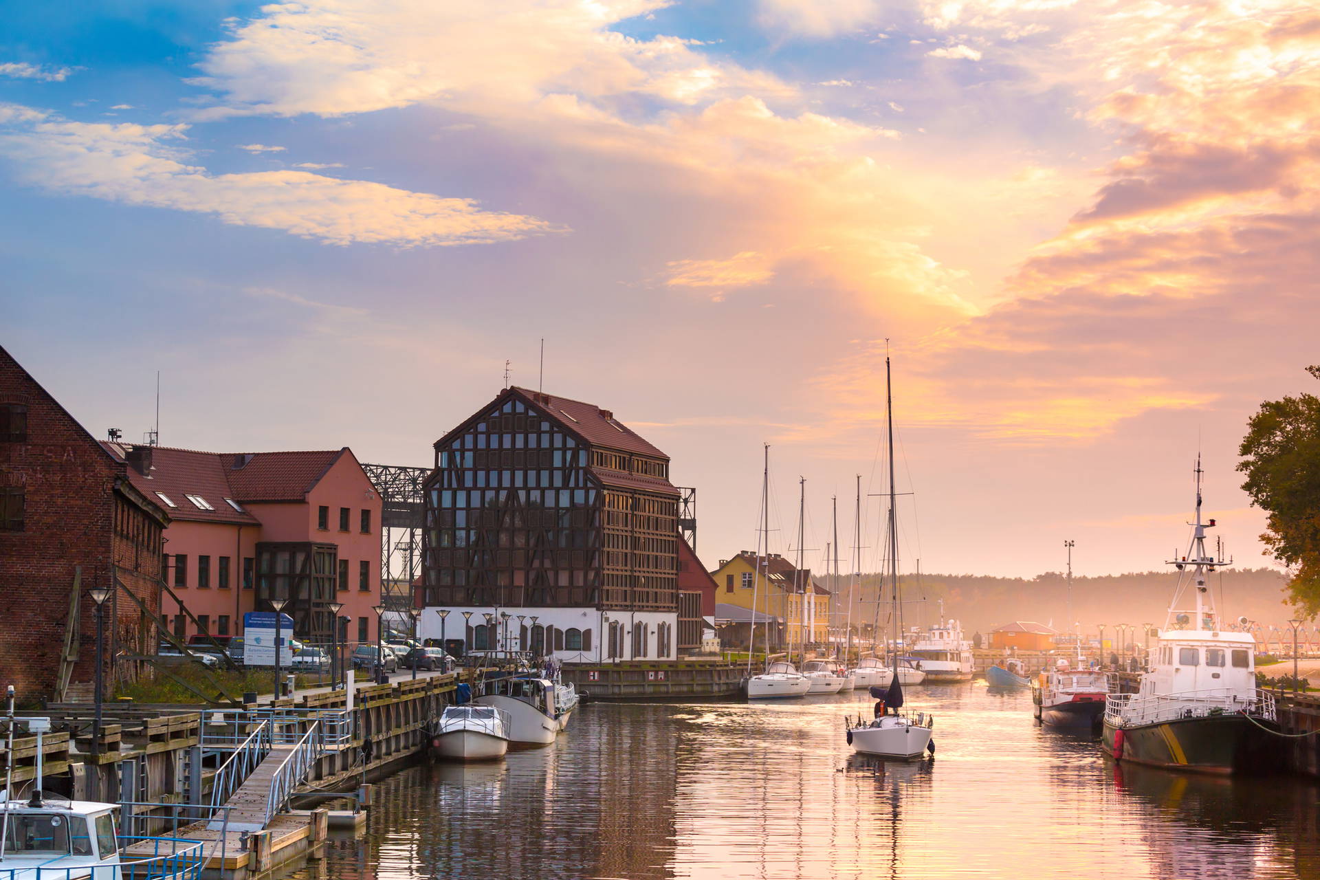 Port w Kłajpedzie o zachodzie słońca.