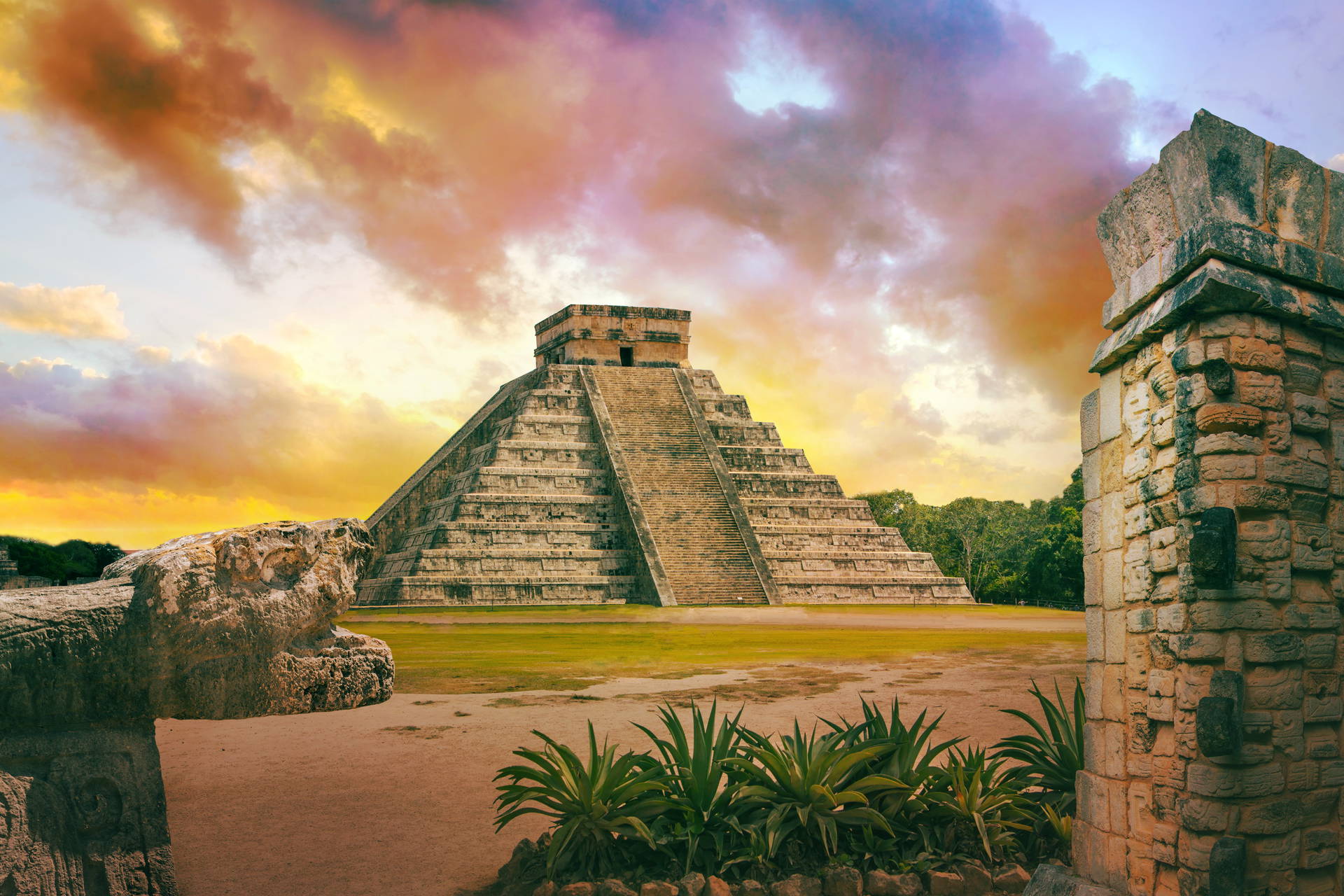 Piramida Majów El Castillo w Chichén Itzá o zachodzie słońca.