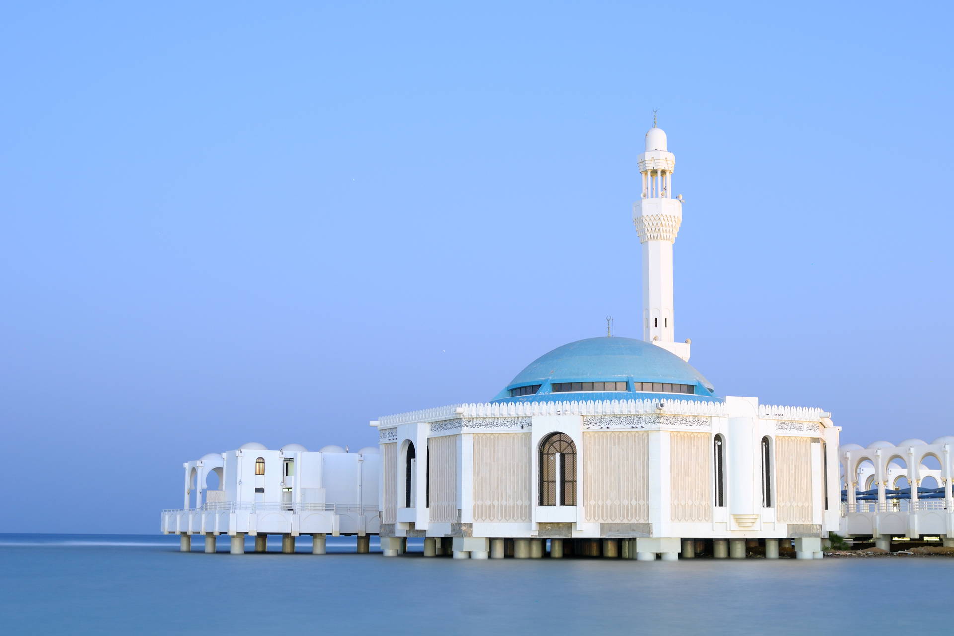 Biały meczet Al-Rahma w Dżuddzie, Arabia Saudyjska.