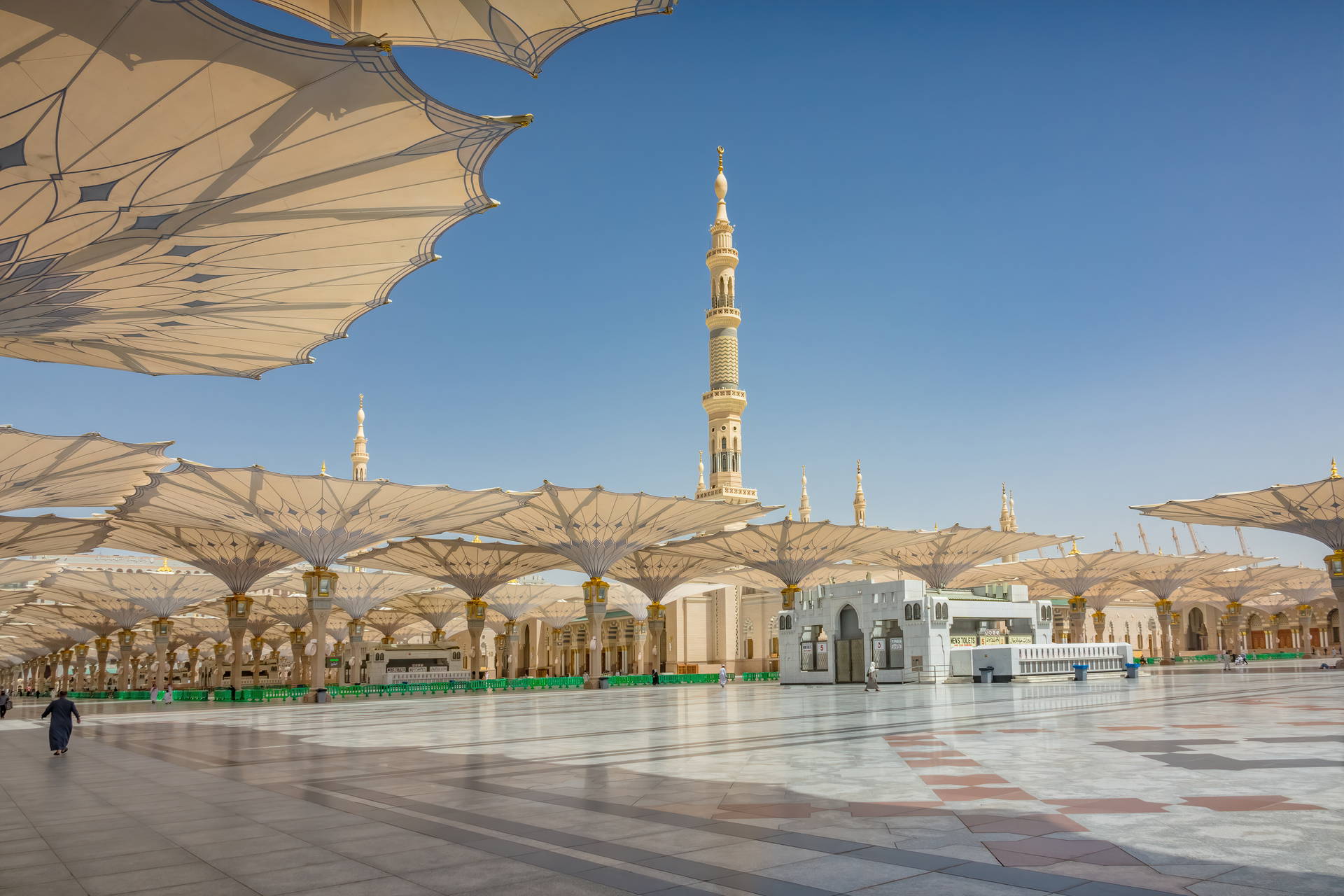 Widok na Masjid an-Nabawi w Medynie z rozłożonymi parasolami.