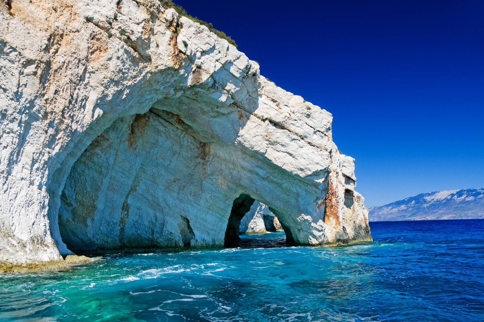Morskie jaskinie na wyspie Zakynthos, Grecja.