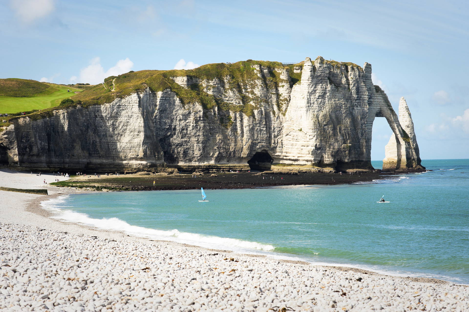 Klify, plaża i morze w Étretat we Francji.