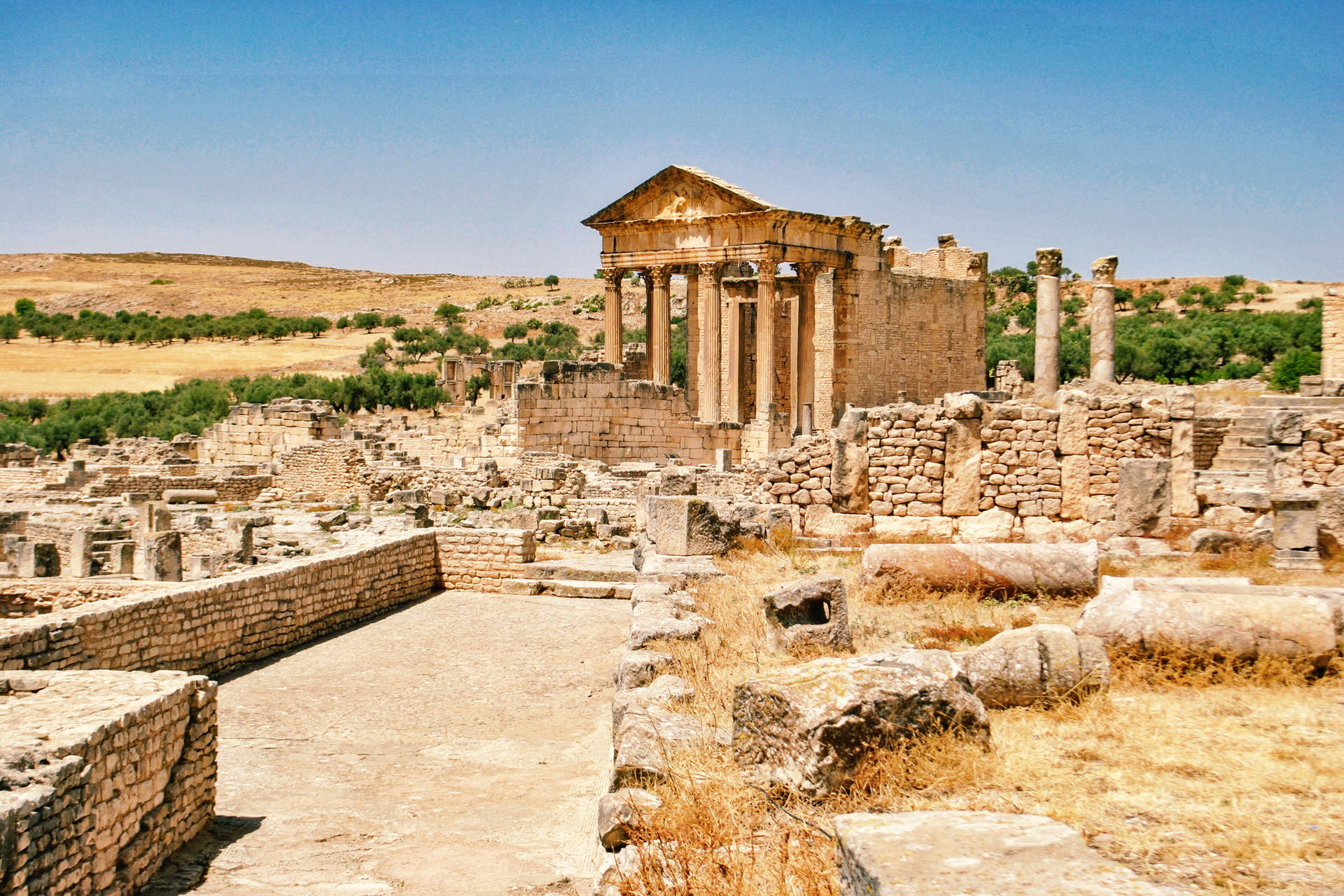 Ruiny rzymskiego miasta Dougga w Tunezji.