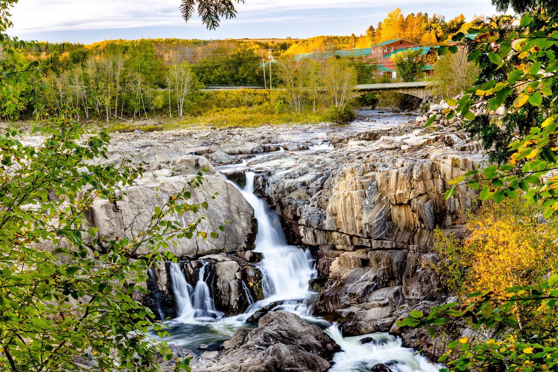 Wodospad przepływający przez skalny krajobraz.