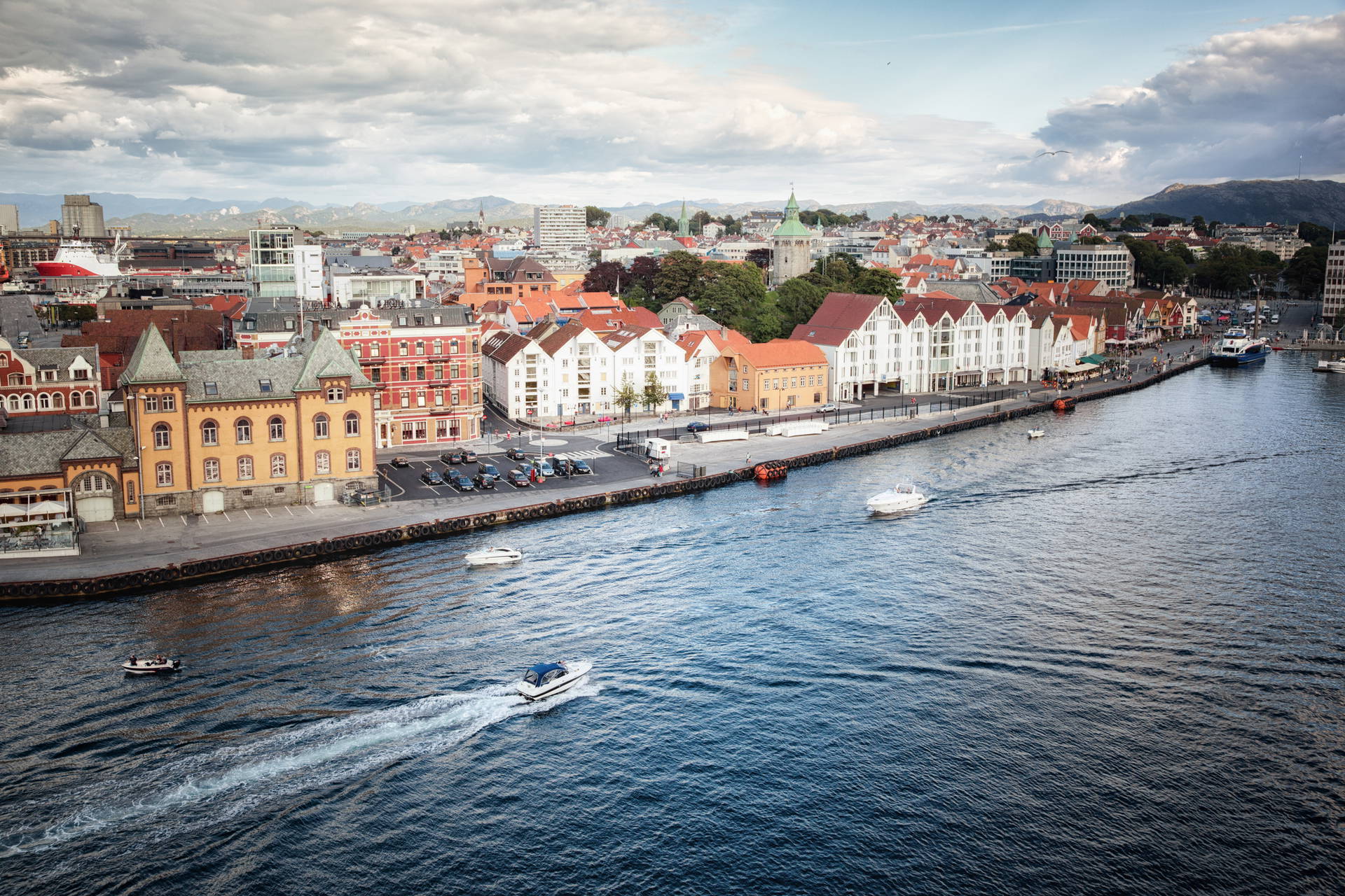 Port w Stavanger, Norwegia. Na wodzie zacumowane są łodzie.