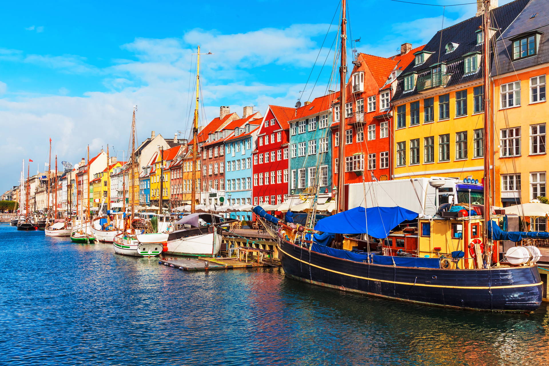 Nyhavn w Kopenhadze: kolorowe budynki i łodzie.
