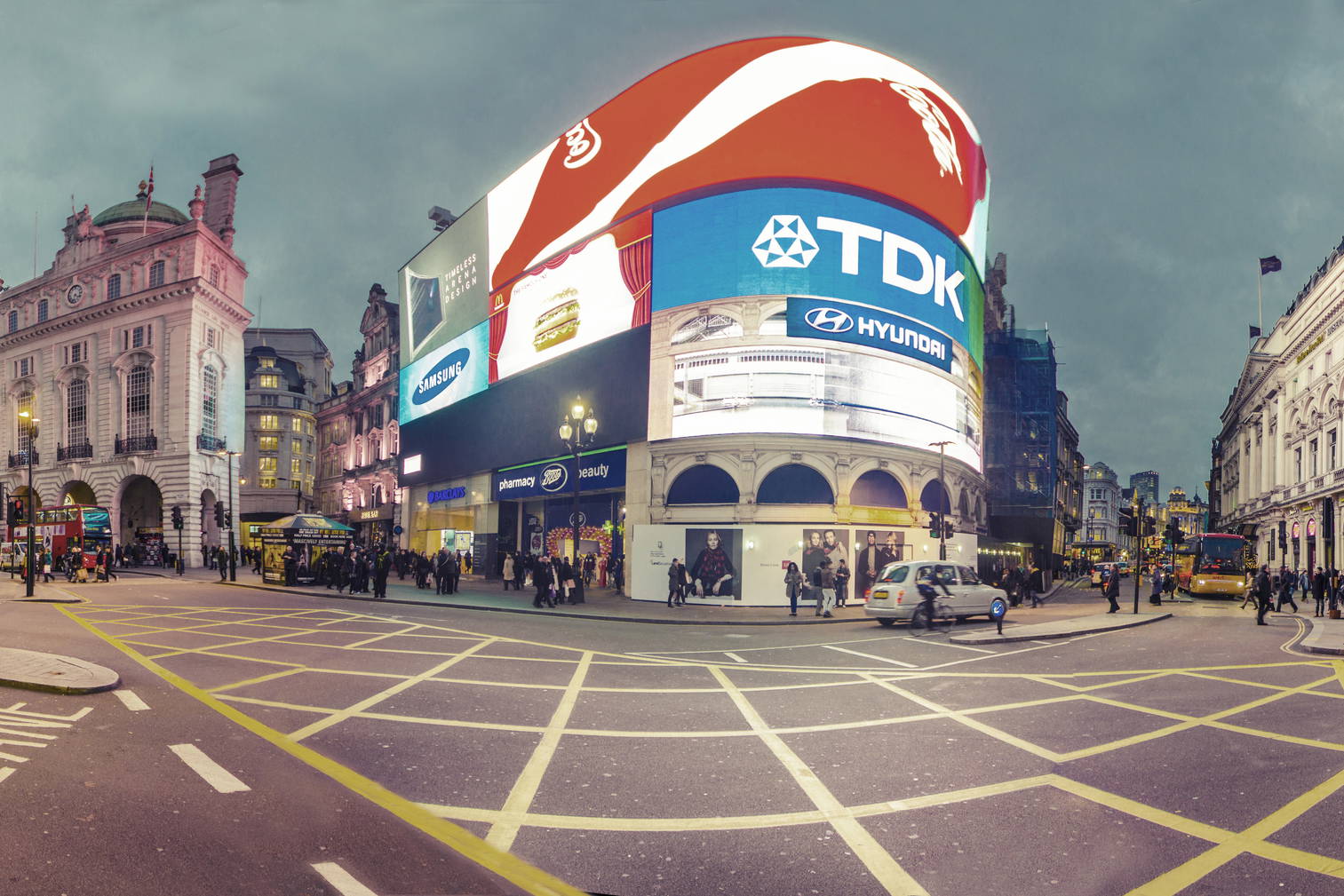 Panorama Piccadilly Circus w Londynie z budynkami i reklamami świetlnymi.