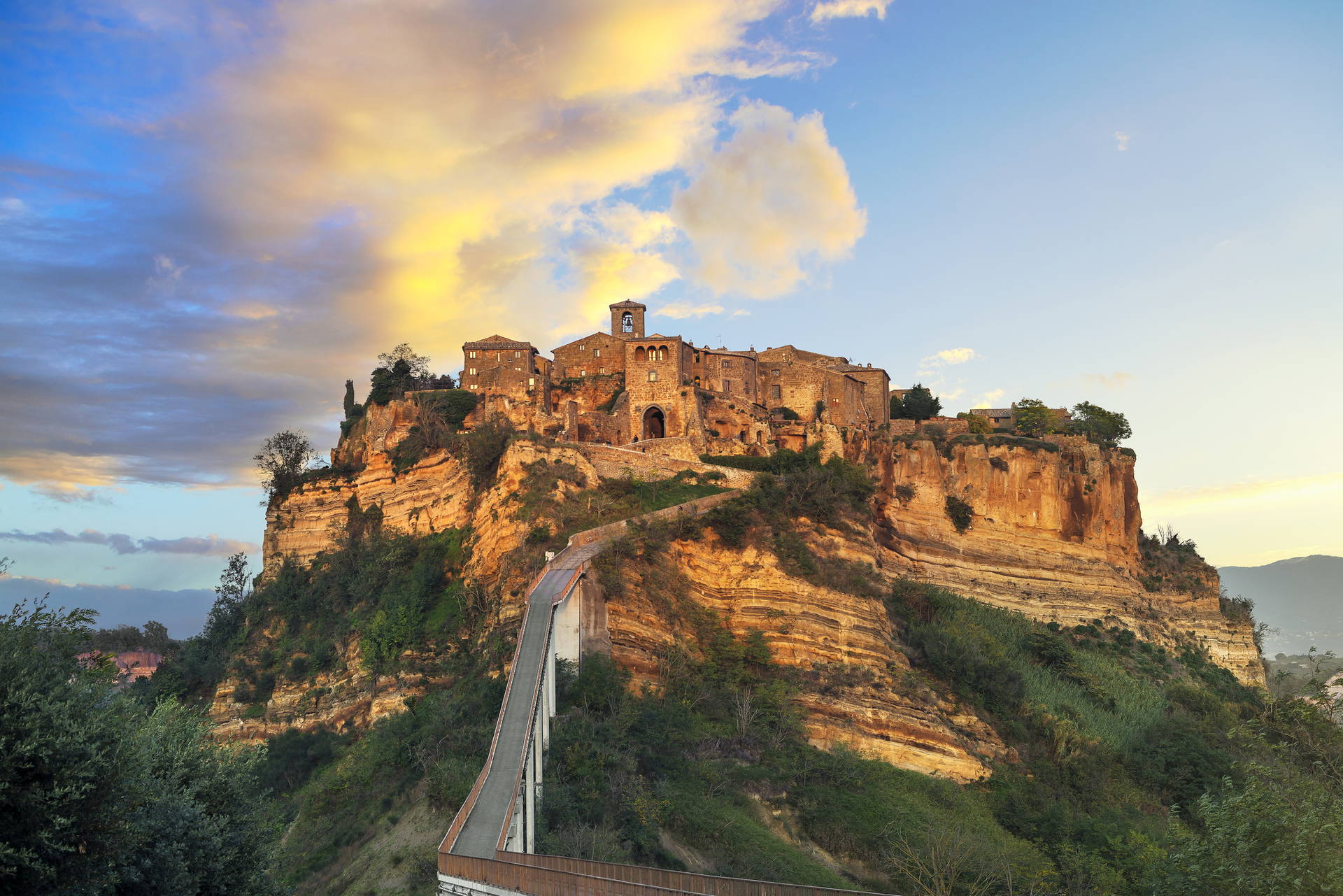 Civita di Bagnoregio, miasto na wzgórzu, z którym łączy się most.