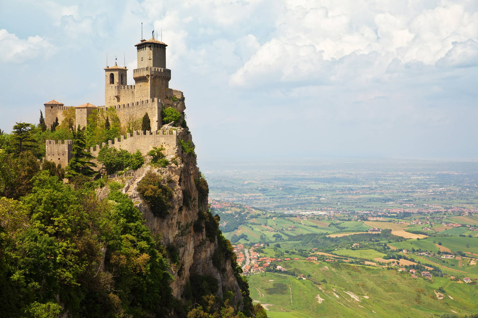 Zamek Guaita na szczycie klifu, San Marino.