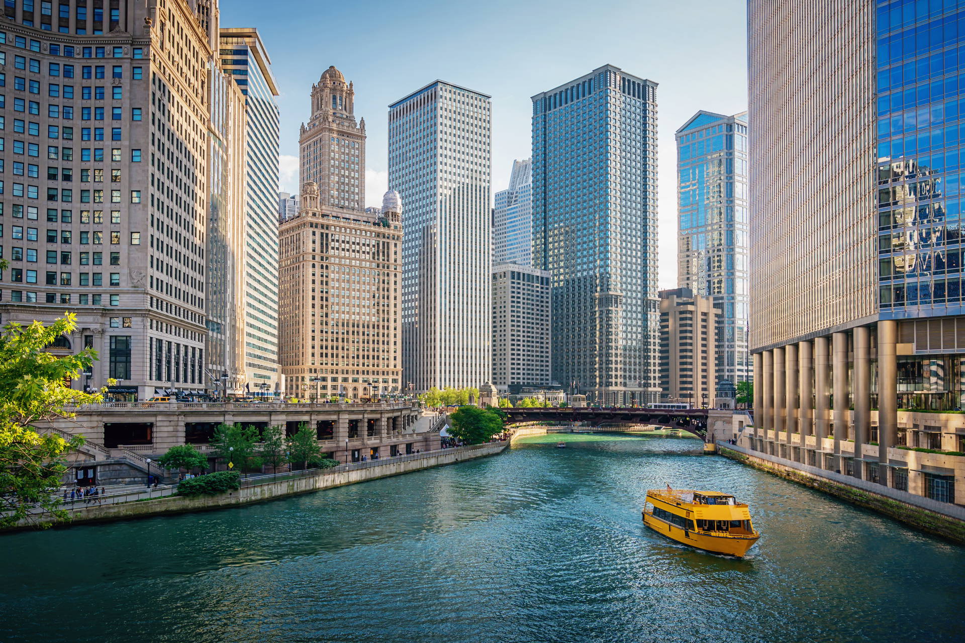 Panorama Chicago z rzeką i żółtą łodzią na pierwszym planie.