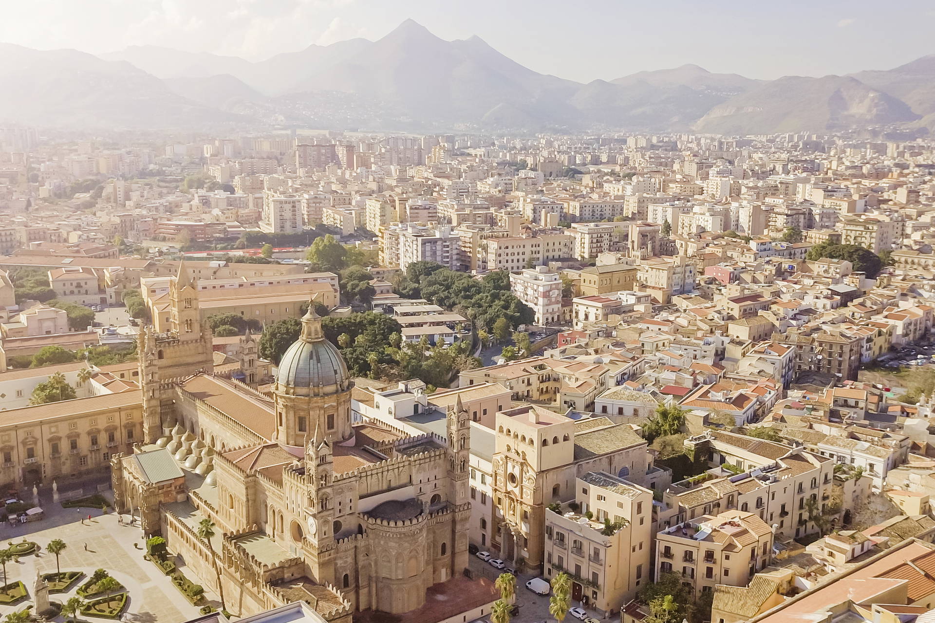 Panorama Palermo z katedrą w tle.