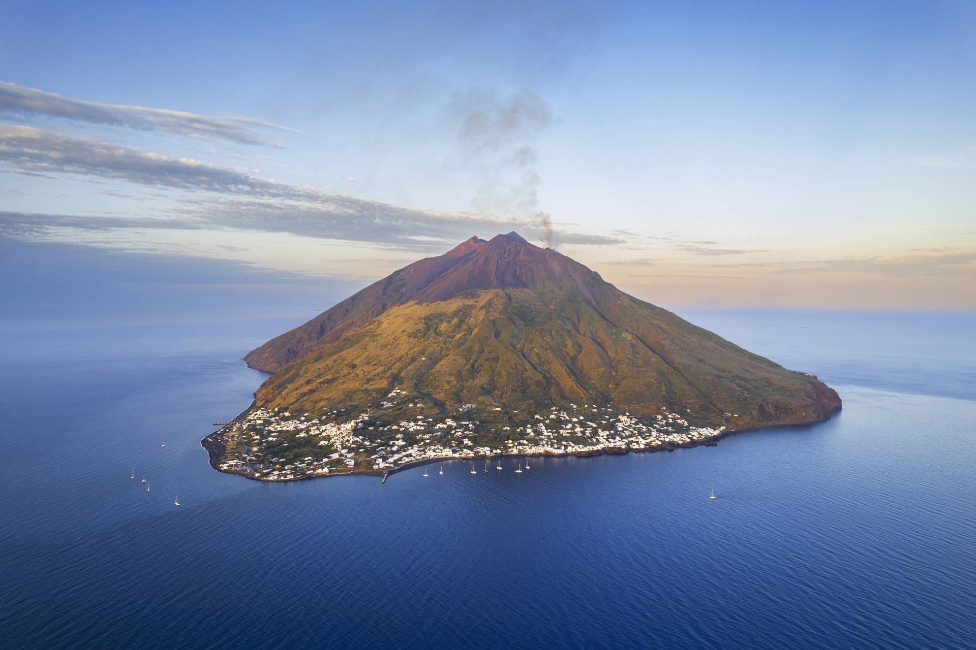 Aktywny wulkan Stromboli na wyspie, widok z góry.
