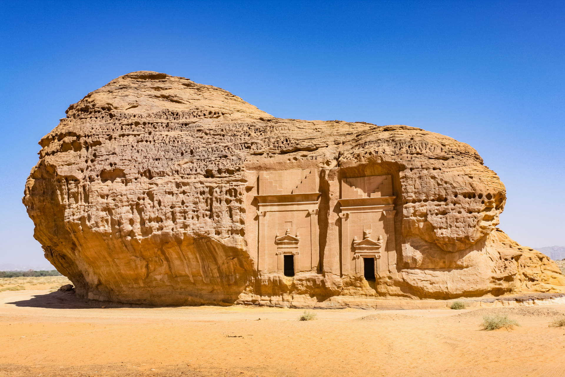 Grobowce wykute w skałach w Madain Saleh, Arabia Saudyjska.