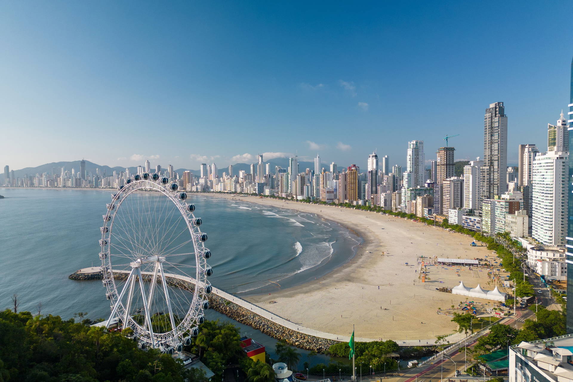 Panorama brazylijskiego miasta Balneário Camboriú z diabelskim młynem.
