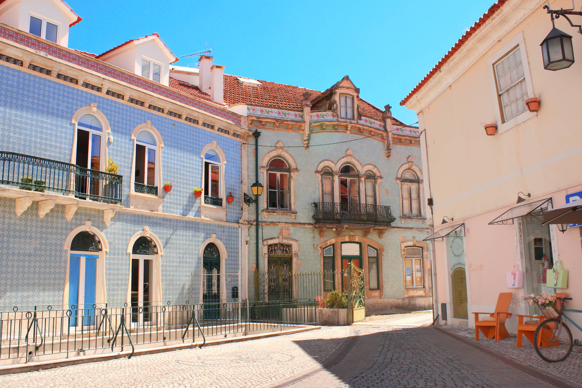 Ulica w Portugalii z budynkami ozdobionymi azulejos.