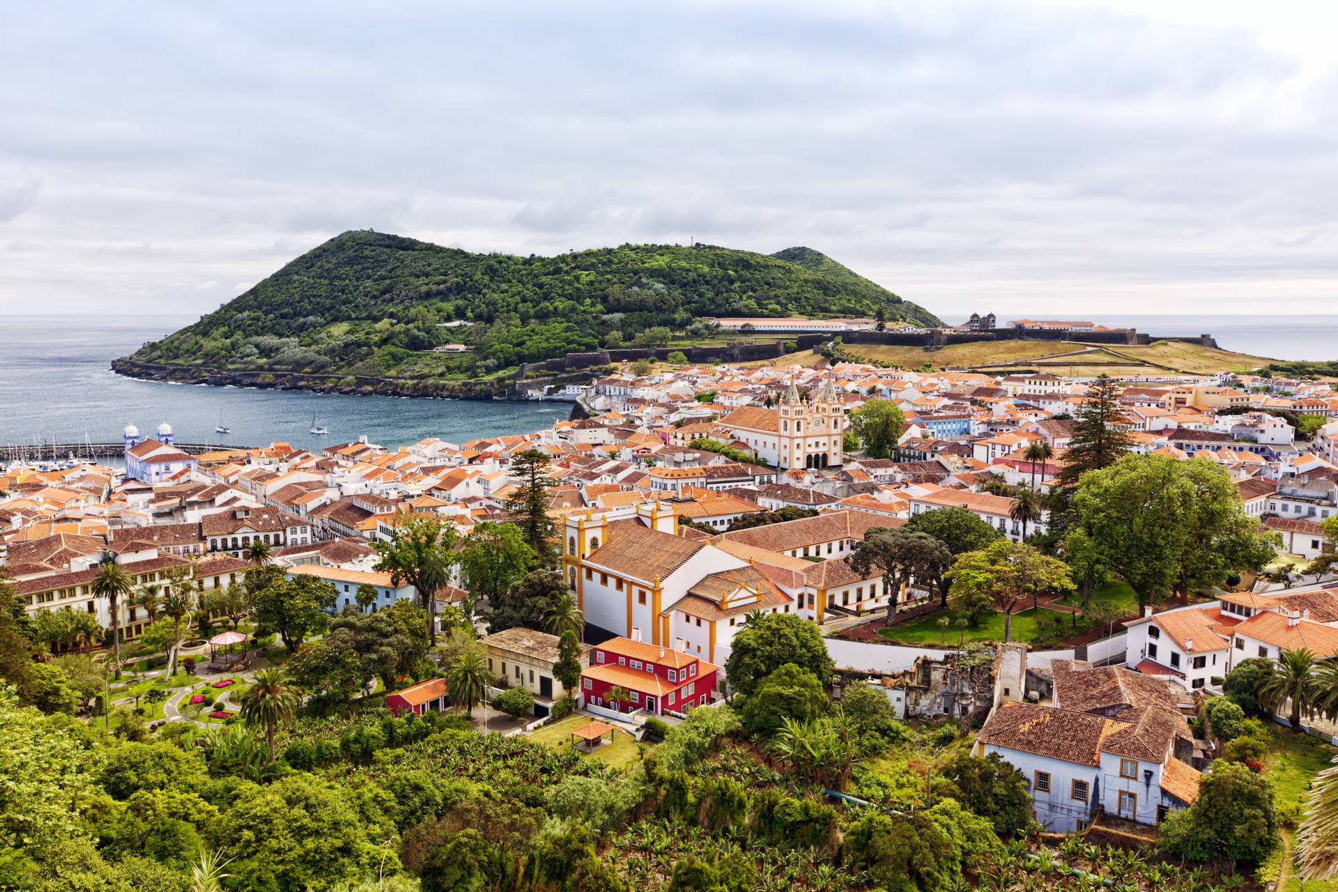 Widok na Angra do Heroísmo z Monte Brasil na wyspie Terceira, Azory.