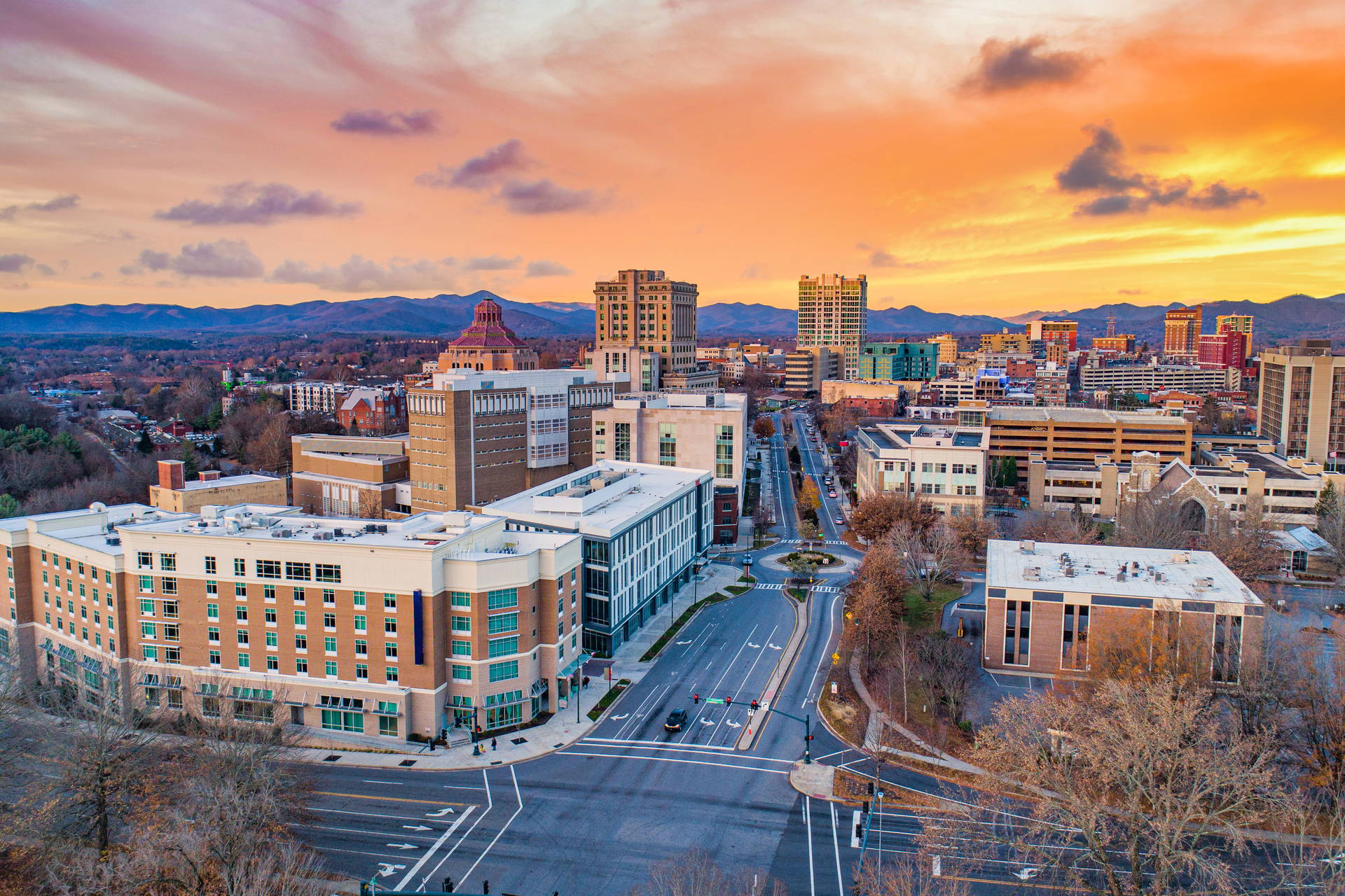 Panorama Asheville w Karolinie Północnej o zachodzie słońca.