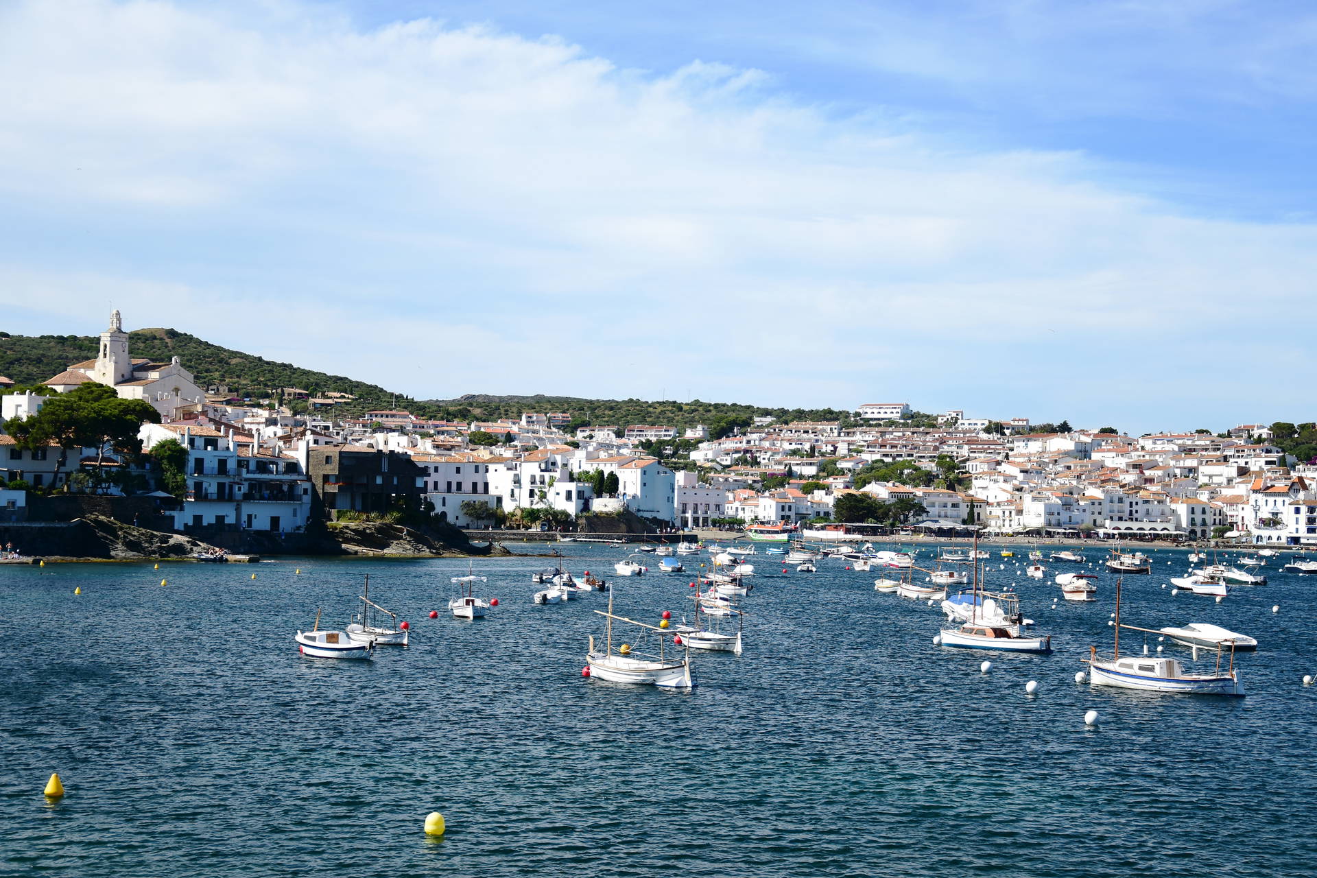 Cadaqués: białe budynki, morze i łodzie.