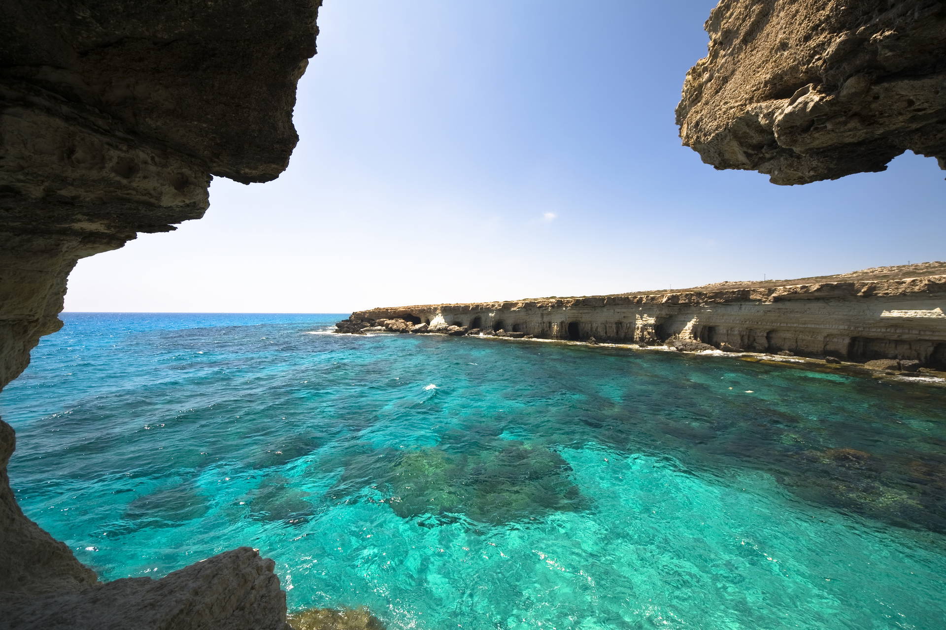 Widok na morze z jaskini w Parku Narodowym Cape Greco na Cyprze.