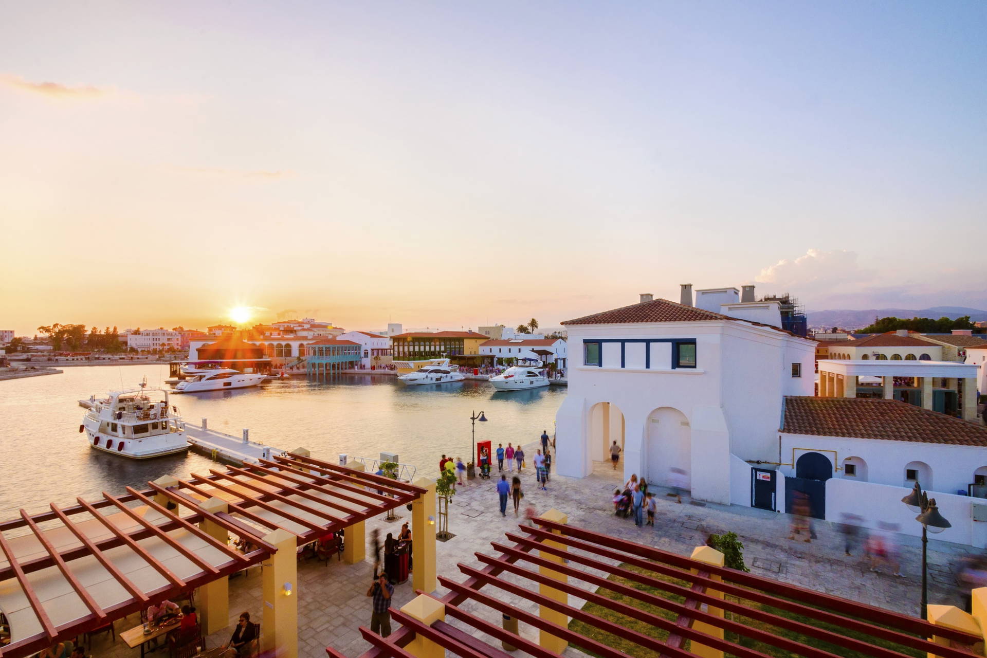Marina w Larnace o zachodzie.